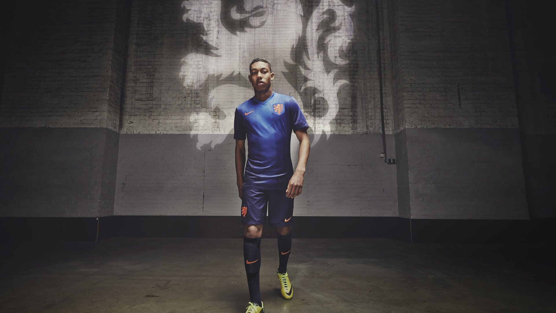 “基层青训项目在全国多地铺开，普及全民足球运动”，足球青训改革